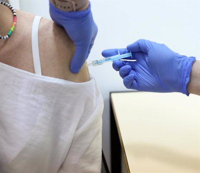 Una mujer recibe la vacuna de Moderna contra el Covid-19.