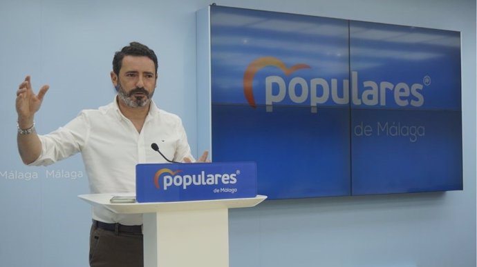 El portavoz adjunto del grupo popular en el Parlamento, José Ramón Carmona, en rueda de prensa en Málaga