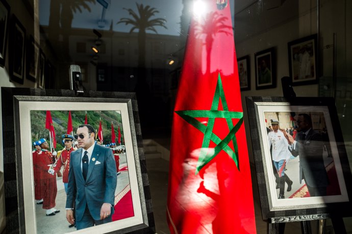  Bandera de Marruecos junto a un retrato del rey Mohamed VI