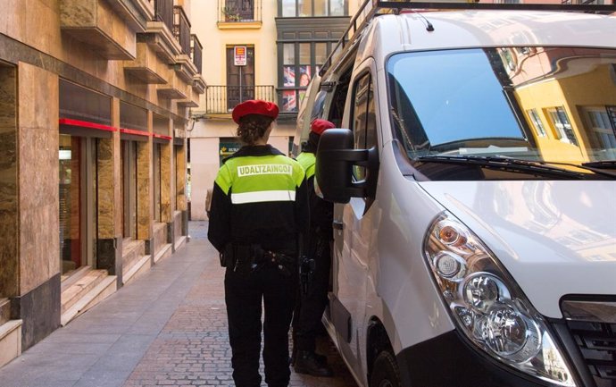 Archivo - Policías municipales patrullando por las calles del centro de Bilbao en Casco Viejo