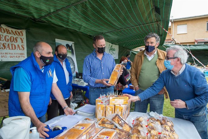 El consejero de Desarrollo Rural, Ganadería, Pesca, Alimentación y Medio Ambiente, Guillermo Blanco, visita la II Feria Agroalimentaria de Ribamontán al Mar