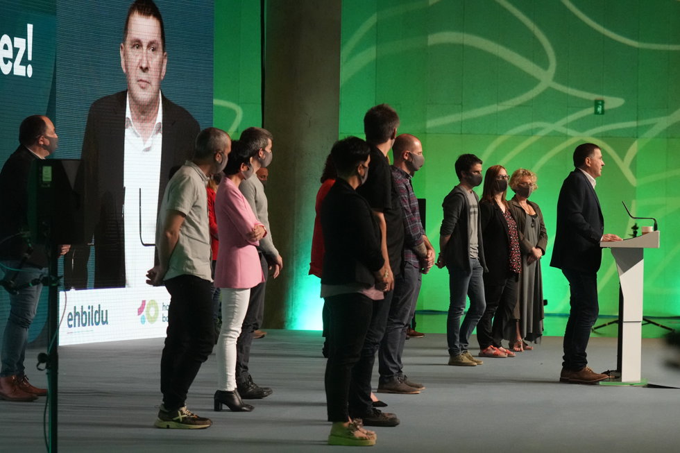 El coordinador general de EH Bildu, Arnaldo Otegi, interviene durante el acto de finalización del II Congreso del partido, en el BEC de Barakaldo, a 9 de mayo de 2021, en Barakaldo