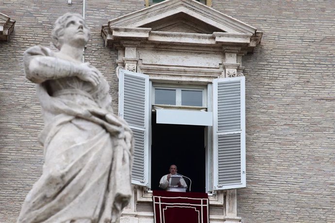 El Papa Francisco, asomado al balcón de la ventana de su estudio privado en el Palacio Apostólico que da a la plaza de San Pedro de El Vaticano, este domingo 2 de mayo