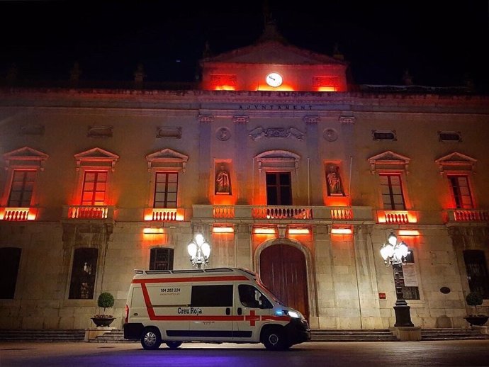 La fachada del ayuntamiento de Tarragona iluminada en conmemoración de Creu Roja