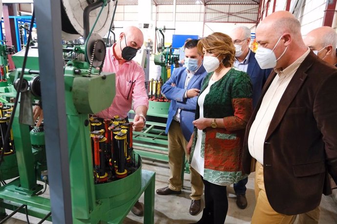 Expósito (izda.), junto a Susana Díaz y el secretario general del PSOE de Córdoba, Antonio Ruiz, durante una reciente visita a una fábrica de Peñarroya.