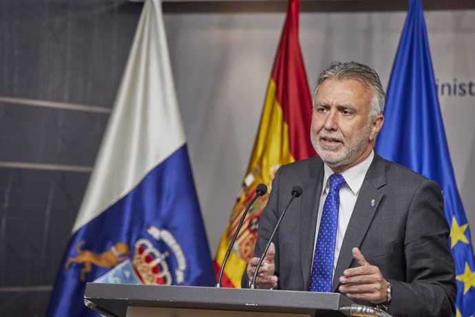 Archivo - El presidente del Gobierno de Canarias, Ángel Víctor Torres comparece en rueda de prensa después de una reunión en el Ministerio de Política Territorial y Función Pública, a 6 de abril de 2021, en Madrid (España). La reunión tiene el objetivo 