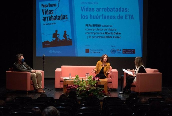 La periodista Pepa Bueno presenta su libro ''Vidas arrebatadas: los huérfanos de ETA', en Huesca.
