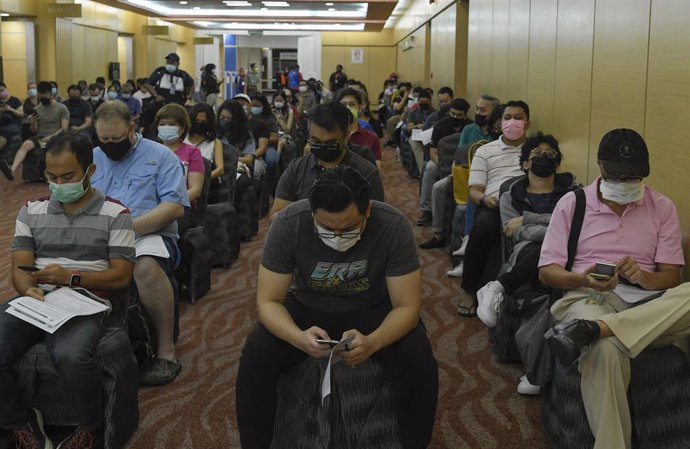 05 May 2021, Malaysia, Kuala Lumpur: People for their turn to receive their dose of the AstraZeneca COVID-19 vaccine during the Voluntary Injection Program at the AstraZeneca Vaccination Center at the Kuala Lumpur World Trade Center. Photo: Mustaqim Kha