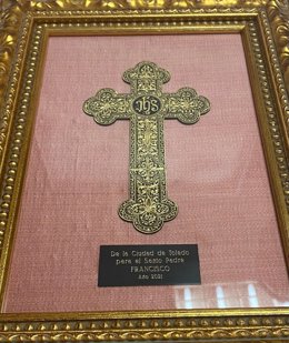 Cruz damasquinada, obra del maestro Mariano San Félix