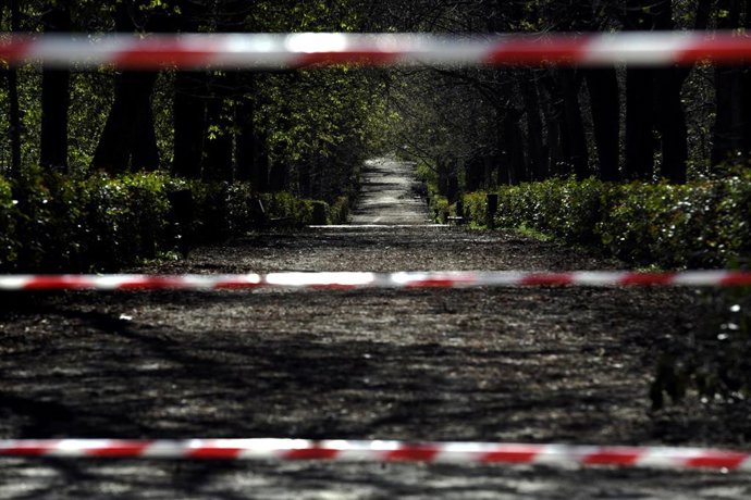 Archivo - Zonas precintadas en el Parque de El Retiro, el día en el que ya es accesible el 80% de su extensión. La nevada histórica que cayó en Madrid el pasado 8 de enero dañó un 68 por ciento del arbolado de este parque, alrededor de 32.500 árboles. A