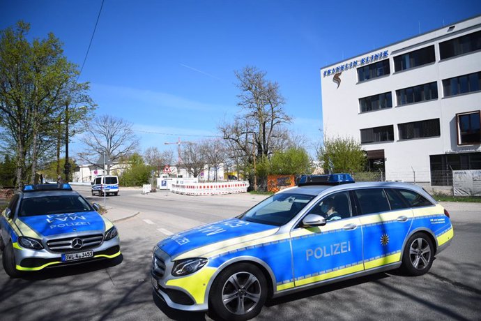 22 April 2021, Baden-Wuerttemberg, Mannheim: Police vehicles are parked in front of the site where a 500-kilogramme World War II-era aerial bomb was discovered during construction work at a former US military barracks in the southern German city of Mann