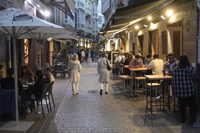 Terrazas de bares de A Coruña el mismo día en que entran en vigor nuevas medidas en la hostelería gallega, a 8 de mayo de 2021, en A Coruña, Galicia, (España)