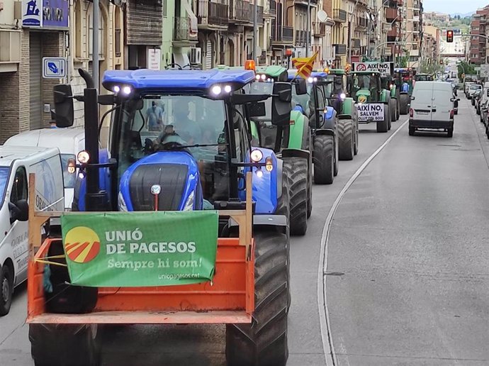 Tractores en una marcha lenta por Manresa (Barcelona)