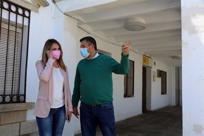 La senadora de Ciudadanos (Cs) por designación autonómica y coordinadora de la formación liberal en Huelva, María Ponce, visita el puesto fronterizo en Rosal de la Frontera junto al alcalde de la localidad, Antonio Carlos Vázquez, de Ciudadanos.