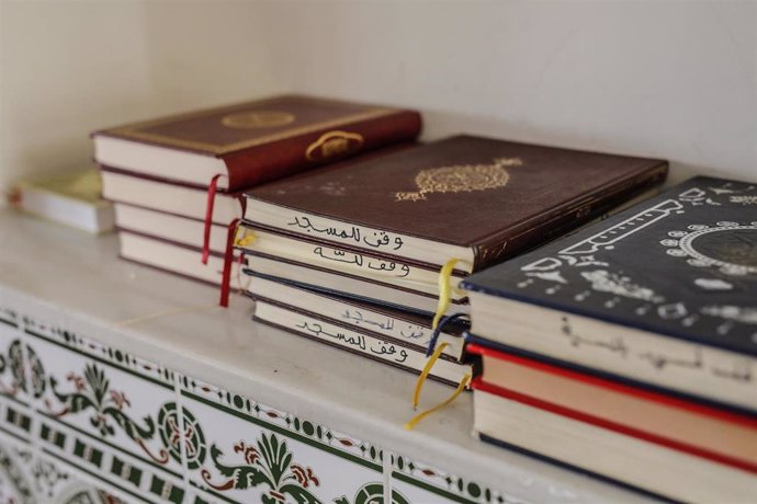 Archivo - Varios ejemplares del Corán se apilan en un estante deI interior de una mezquita.