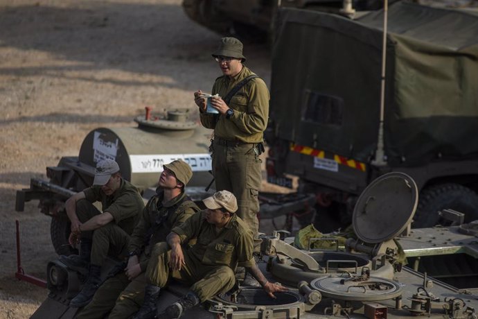 Archivo - 27 March 2019, Israel, Sderot: Israeli soldiers sit on top of an armoured vehicle deployed near the Israel-Gaza border. Photo: Ilia Yefimovich/dpa