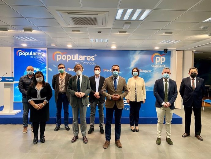 El presidente provincial del PP de Granada, Francisco Rodríguez, preside el segundo encuentro de la Comisión de Sanidad del PP de Granada