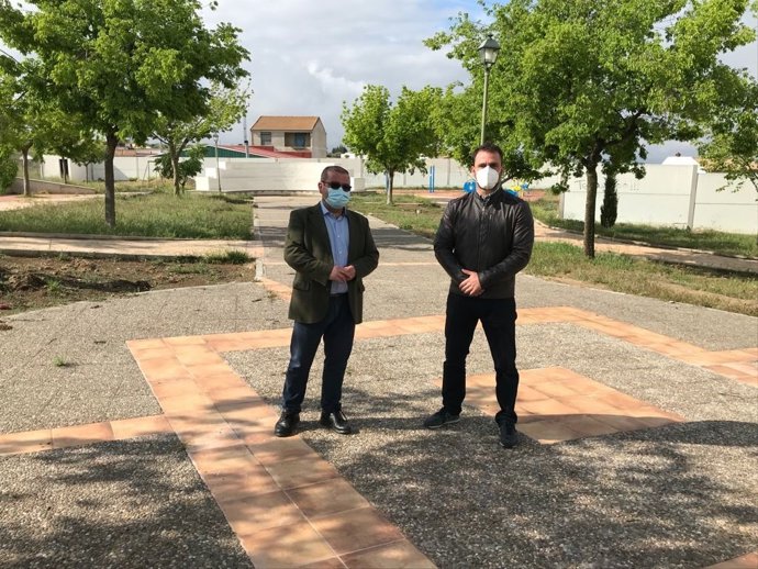 El diputado de Infraestructuras Municipales, José Castro, ha visitado junto al alcalde de Begíjar, José Diego Soriano, las actuaciones que la Diputación de Jaén tiene en marcha en esta localidad, entre las que destaca la remodelación del entorno de