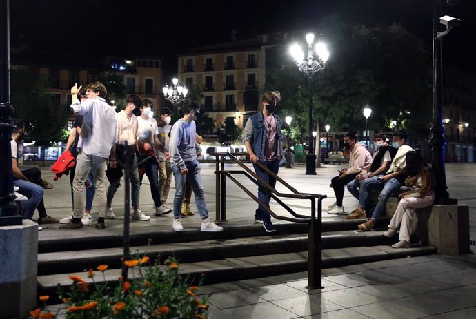 Jóvenes en la plaza de Zocodover después de la medianoche, que da inicio al fin del estado de alarma, a 9 de mayo de 2021, Toledo (España).