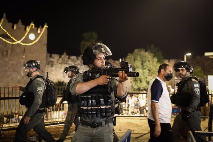 Efectius de la Policia israeliana durant els enfrontaments amb manifestants palestins a Jerusalem aquest