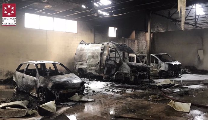 Vehículos calcinados en el incendio de una nave industrial abandonada en Vinars (Castellón)