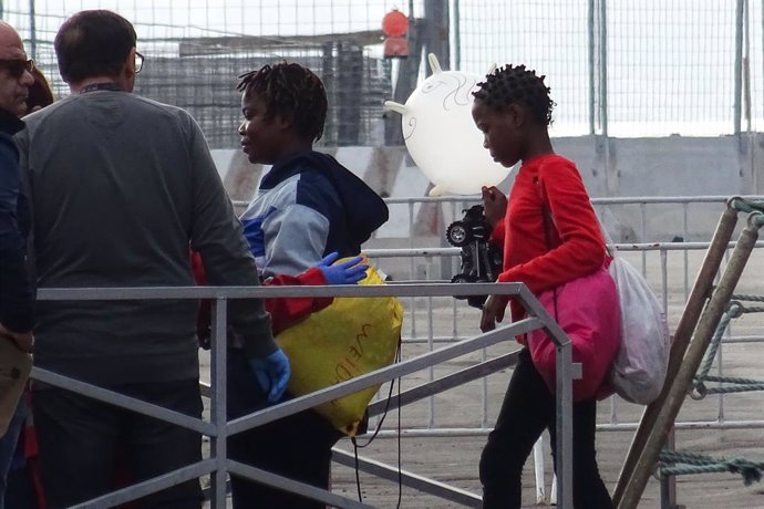 Archivo - 16 October 2019, Italy, Taranto: Migrants leave the rescue vessel "Ocean Viking", which has just arrived in the Italian port of Taranto. The Italian coastguard said Wednesday it backed down on plans to take 180 rescued sea migrants to Malta, d