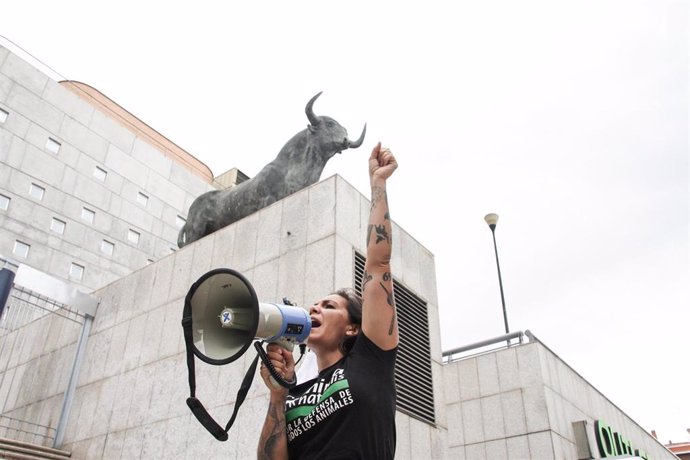 Una mujer lanza diferentes consignas durante una protesta antitaurina frente a la plaza de toros de Vista Alegre, a 9 de mayo de 2021, en Madrid (España). Durante la acción, los manifestantes piden la celebración de unas fiestas de San Isidro sin sangre