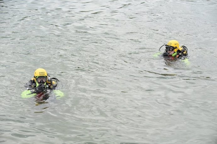 Los Bomberos suspenden el operativo de búsqueda subacúatico del niño desaparecido en el Ebro.