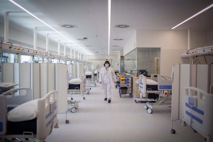 Una enfermera en el nuevo espacio polivalente del Hospital Moiss Broggi, a 20 de abril de 2021, en Sant Joan Despí, Barcelona, Catalunya (España). 