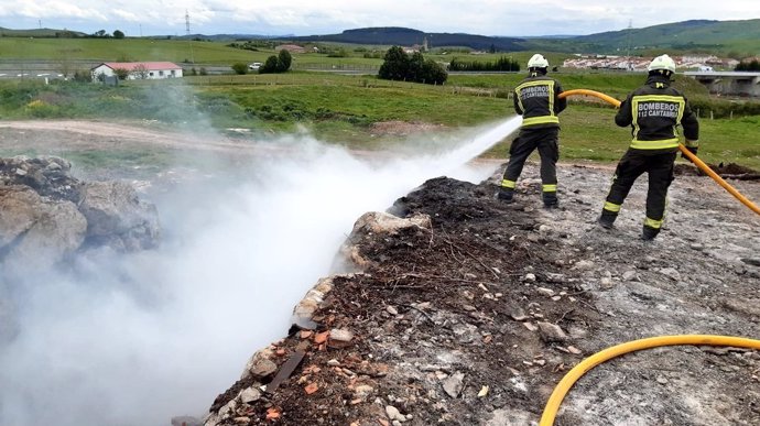 Bomberos del 112 apagan un incendio en un vertedero de restos de poda en Reinosa