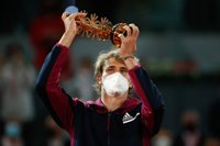 Zverev gana su segundo título en Madrid