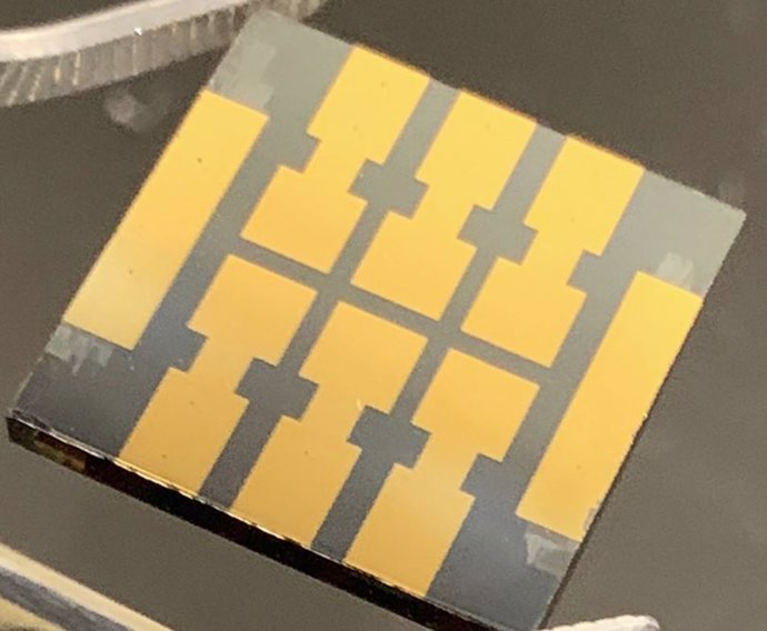Los investigadores han utilizado un "pegamento molecular" monocapa autoensamblado para separar las interfaces en las células solares de perovskita para hacerlas más eficientes, estables y fiables.