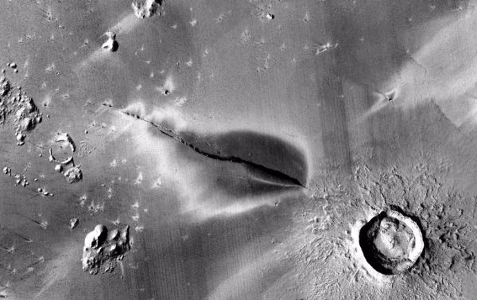 Depósito volcánico explosivo reciente alrededor de una fisura del sistema Cerberus Fossae.