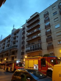 Los Bomberos de Logroño trabajan en un incendio de la calle Duquesa de la Victoria de Logroño