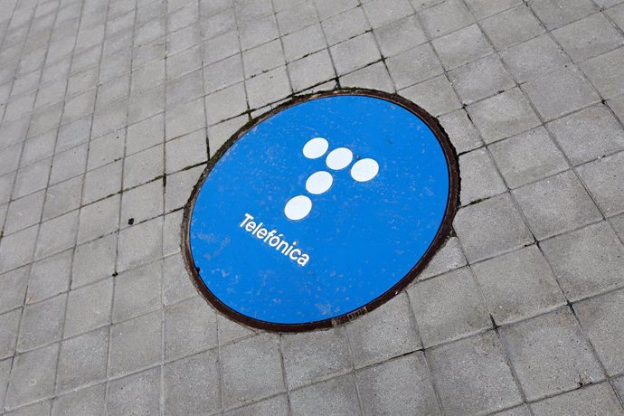 Señal en el suelo en las inmediaciones de la sede de Telefónica, a 27 de abril de 2021, en Madrid, (España). Telefónica ha cambiado su imagen por primera vez en más de dos décadas con un nuevo logo que rememora las míticas cabinas telefónicas. Su nueva 