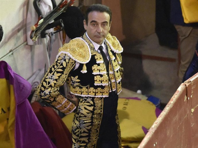Enrique Ponce toreó en la Cubierta de Leganés sin el apoyo de su novia en el tendido