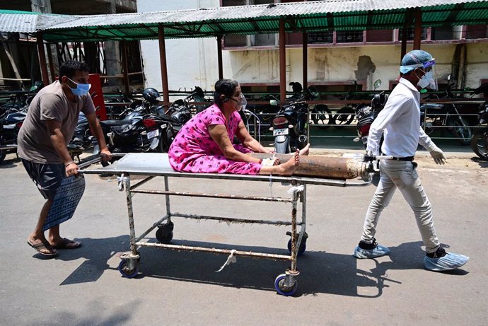 Traslado de una paciente con coronavirus en un hospital en India