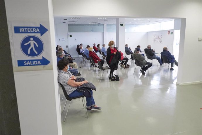Varias personas esperan para recibir la vacuna de Janssen contra el Covid-19, en Pamplona.