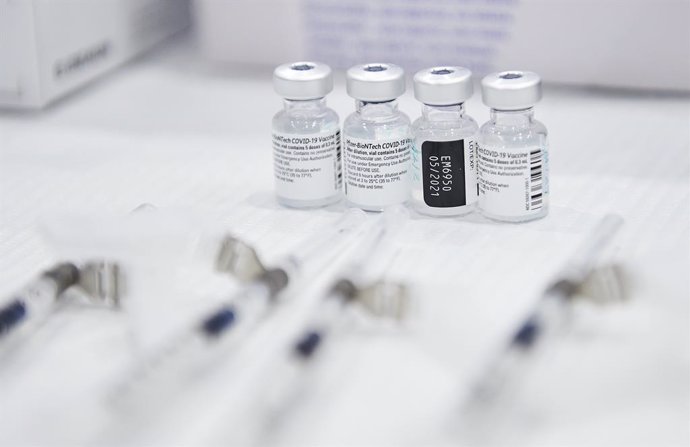 Archivo - Varios frascos con la segunda dosis de la vacuna de Pfizer-BioNTech contra la Covid-19 en el Hospital Universitario Marqués de Valdecilla, en Santander, Cantabria (España), a 12 de febrero de 2021. Hace más de un mes que el 90% del personal sa