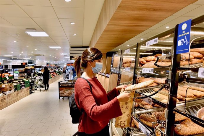Cliente comprando pan en un supermercado de Lidl