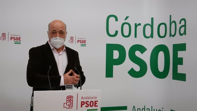 Archivo - El secretario general del PSOE de Córdoba, Antonio Ruiz, en la sede de su partido.