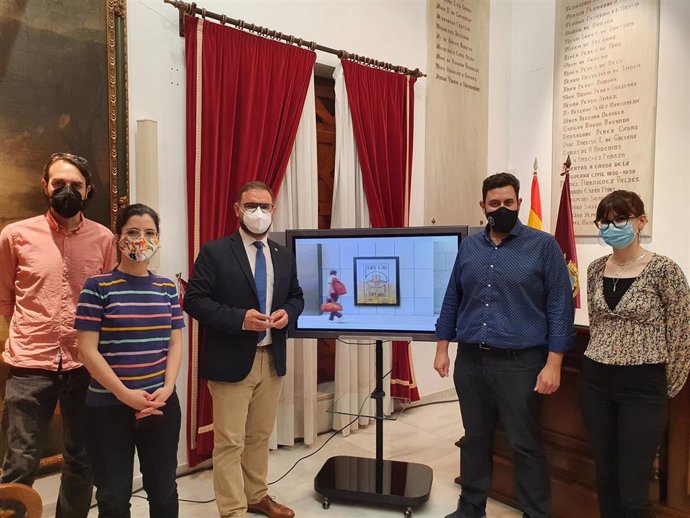 El alcalde de Lorca, Diego José Mateos, presenta el emblema conmemorativo del X aniversario de los terremotos de Lorca que se cumplirá mañana martes, 11 de mayo