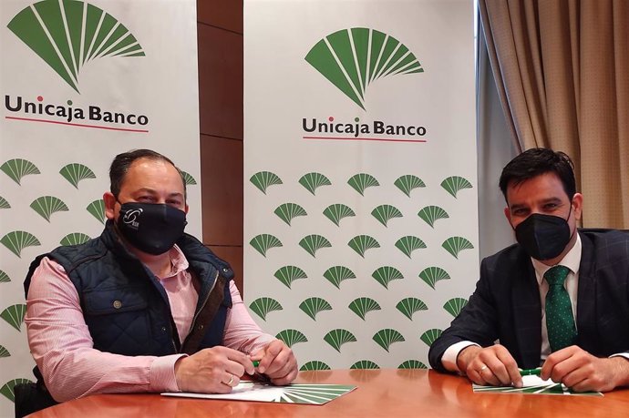 En la imagen, de izquierda a derecha, el presidente del Club, José Antonio de Castro Blanco, y el director territorial de Unicaja Banco en Valladolid, Manuel Rubio.