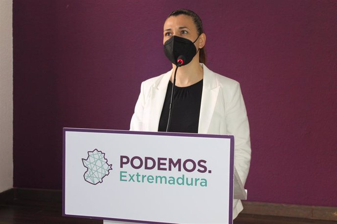 La portavoz de Podemos Extremadura, Mavi Mata, en rueda de prensa