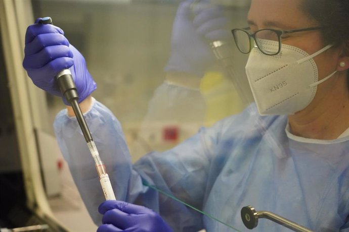 Una enfermera durante el ensayo clínico de la vacuna alemana Curevac en el que participan diariamente 50 voluntarios, en el Hospital de Cruces de Bilbao, País Vasco (España), a 8 de febrero de 2021. El ensayo requiere dos dosis de vacuna administradas c