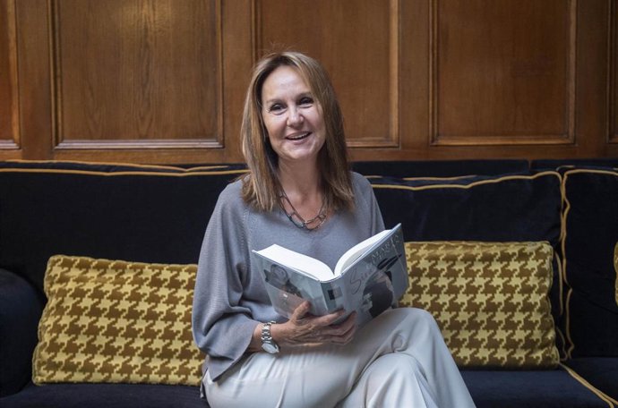 La escritora María Dueñas, durante una entrevista para Europa Press, a 13 de abril de 2021, en Madrid (España). Este miércoles llegará a las librerías, Sira, la nueva novela de María Dueñas. Después de El tiempo entre costuras, Dueñas presenta este 