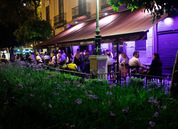 La terraza de un bar de copas en la primera noche sin toque de queda tras el fin del estado de alarma, a 09 de mayo de 2021, en Sevilla (Andalucía, España). 