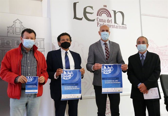 El alcalde de León, José Antonio Diez, en la presentación del simposium junto al neurocirujano José García Cosamalón, el profesor Elías Rodriguez Ferri y el doctor Francisco Jorquera.