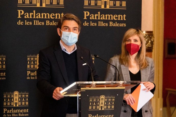 Archivo - El portavoz adjunto de Cs en el Cámara balear, Marc Pérez-Ribas, y la coordinadora autonómica de Cs, Patricia Guasp.