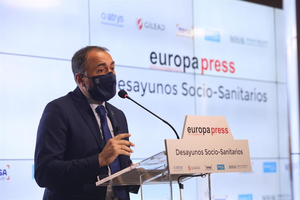 El conselleiro de Sanidad de la Xunta de Galicia, Julio García Comesaña, interviene en un Desayuno Socio-Sanitario de Europa Press.